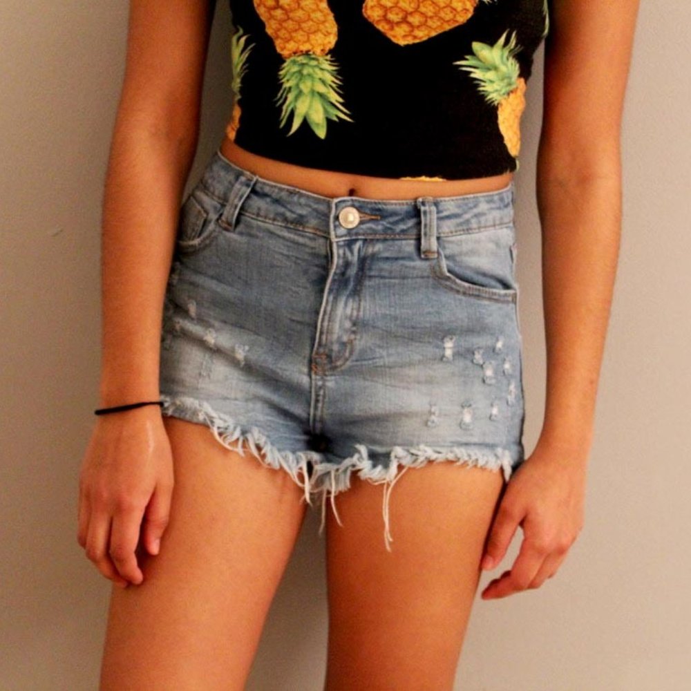 🍉I&M JEANS🍉 Distressed Light-wash Jean Shorts